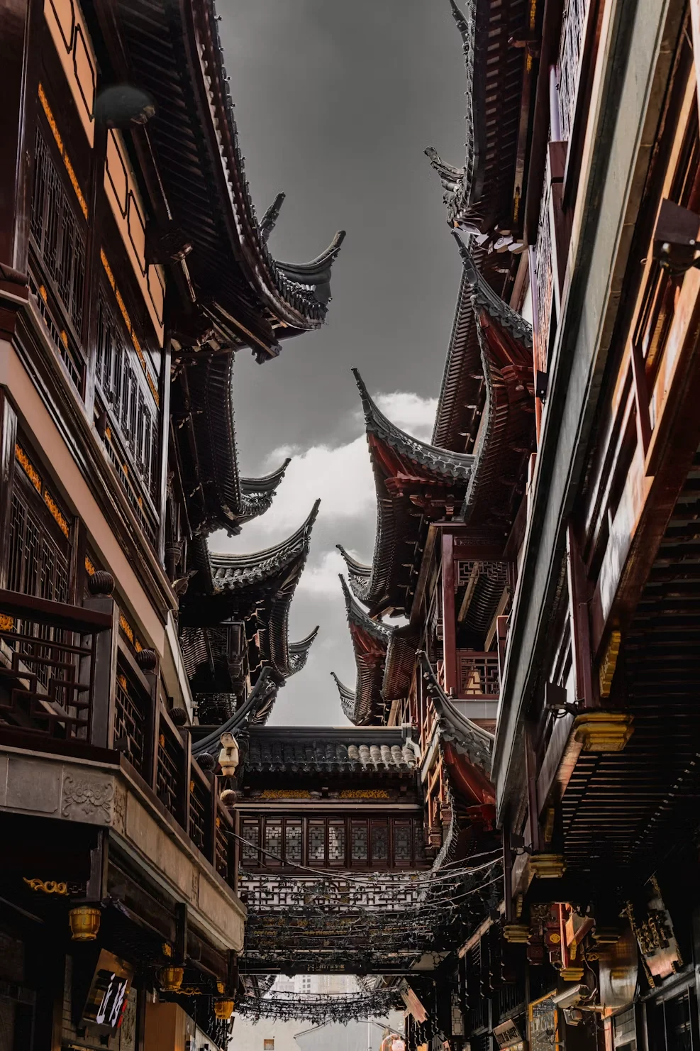 Wide and Narrow Alleys