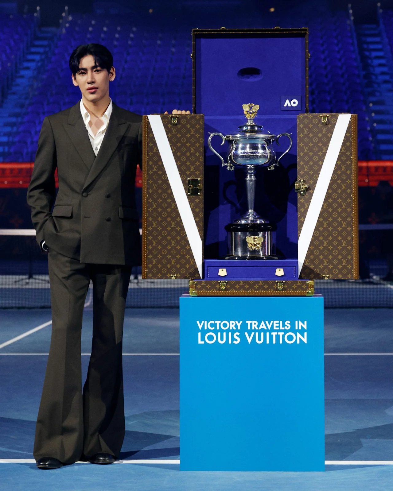 แบมแบม ร่วมกิจกรรมมอบถ้วยรางวัลใน Louis Vuitton Trophy Trunk