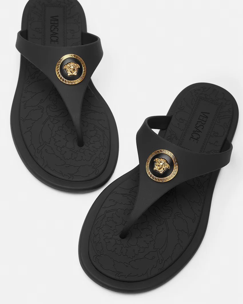 รองเท้าแตะยางที่มีดีไซน์อันเป็นเอกลักษณ์ของ Versace