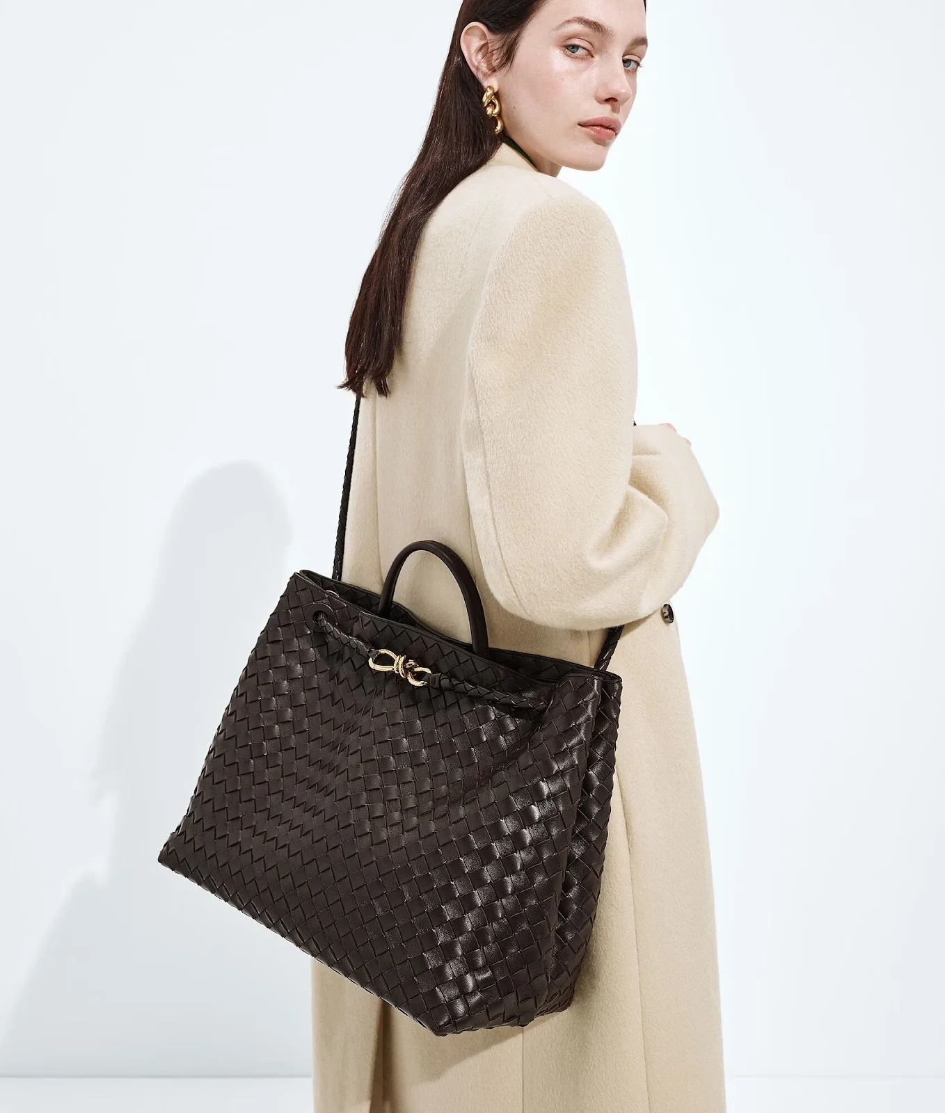 Bottega Veneta Andiamo ไซซ์ Large สำหรับลุคทำงานระดับพรีเมียม