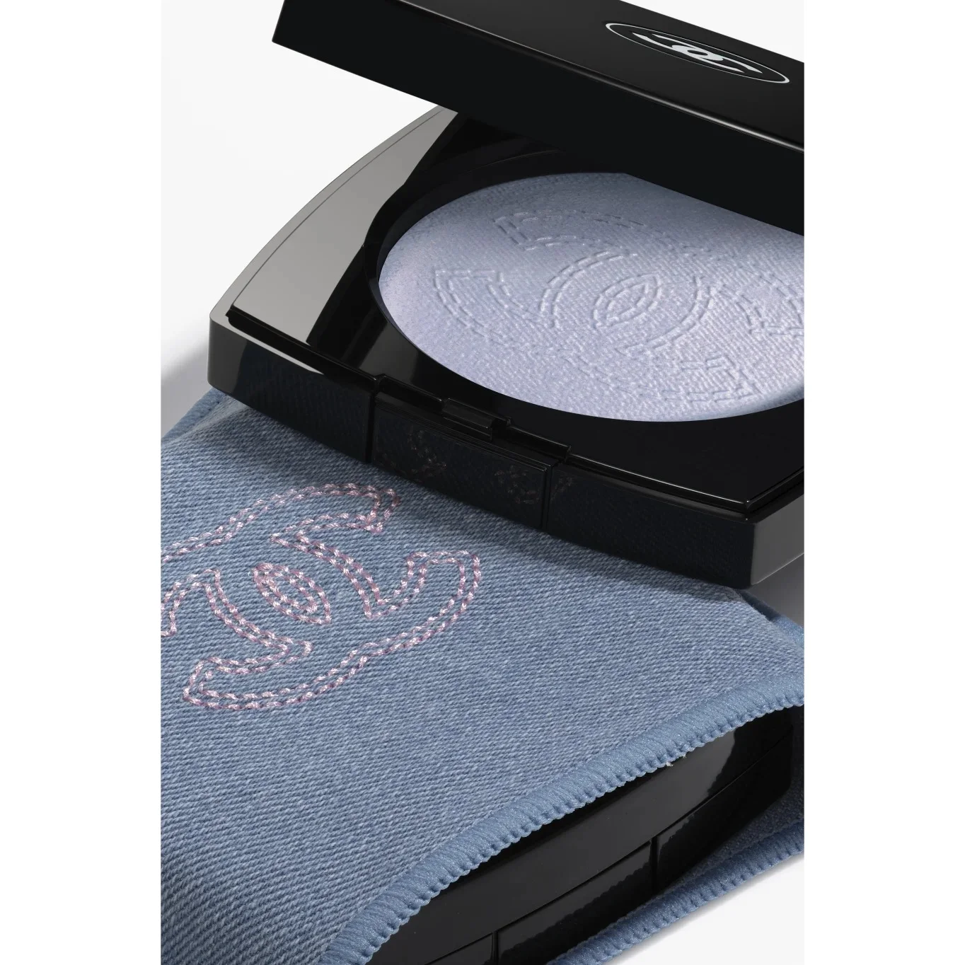 แป้งไฮไลต์ Chanel Coco Denim ลายประทับสวยงาม