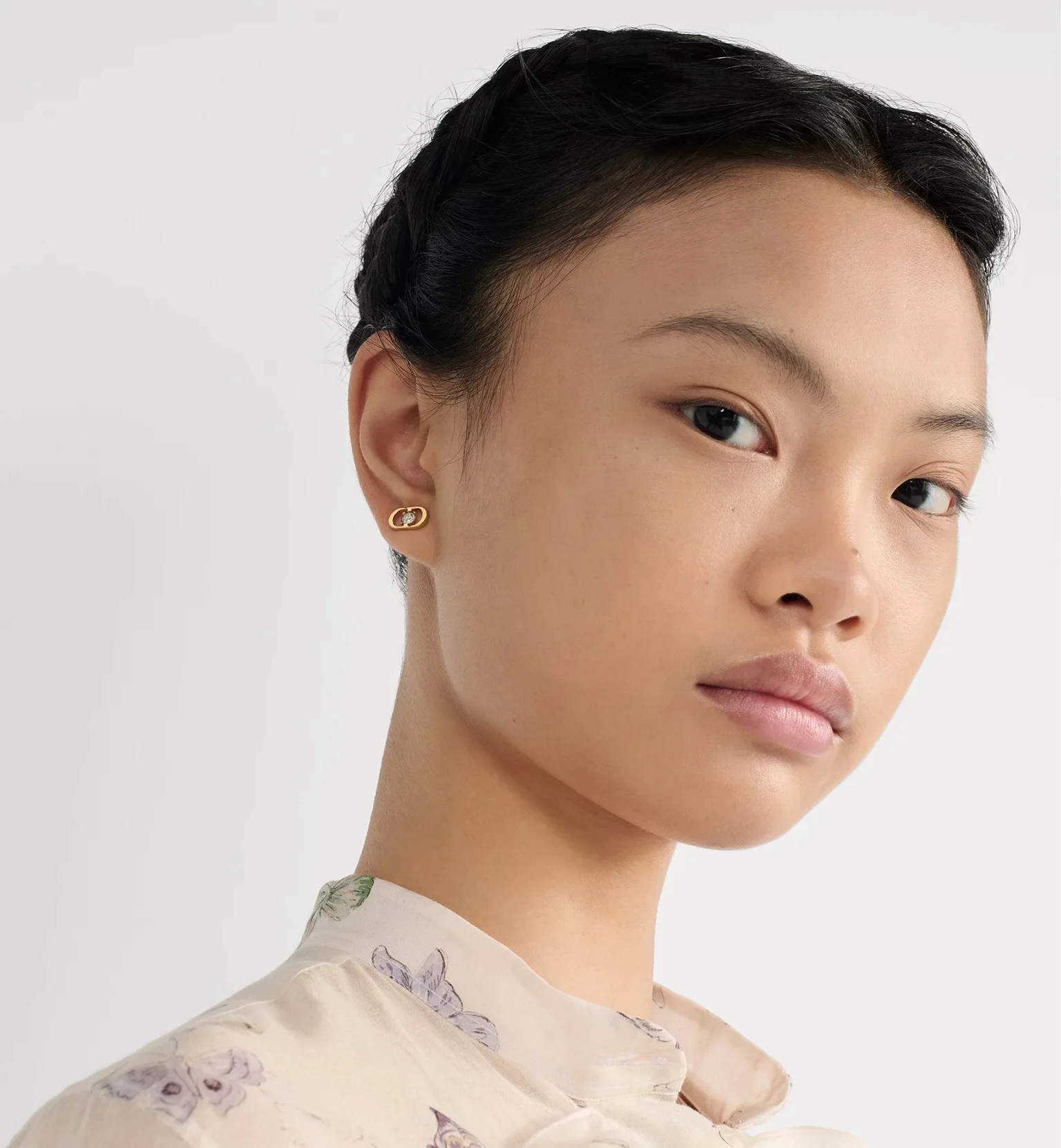 ต่างหูแบรนด์เนม Dior รุ่น Petit CD และ CD Navy เหมาะสำหรับลุคที่ดูหรูหรา