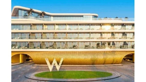 วิวสระว่ายน้ำสุดหรูของโรงแรม W Dubai The Palm ในช่วงราคาโปรโมชั่น