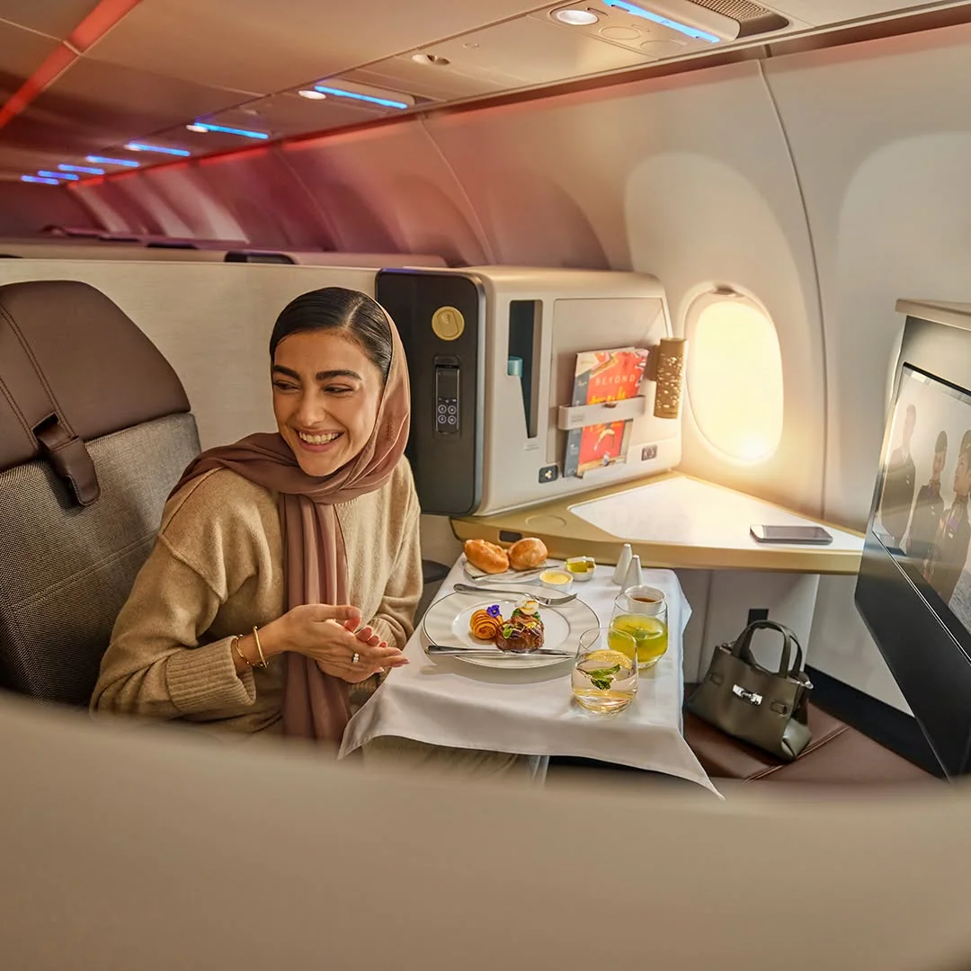 อาหารสไตล์ Fine Dining และเครื่องดื่มพรีเมียมบนเครื่องบินชั้นธุรกิจ Etihad Airways