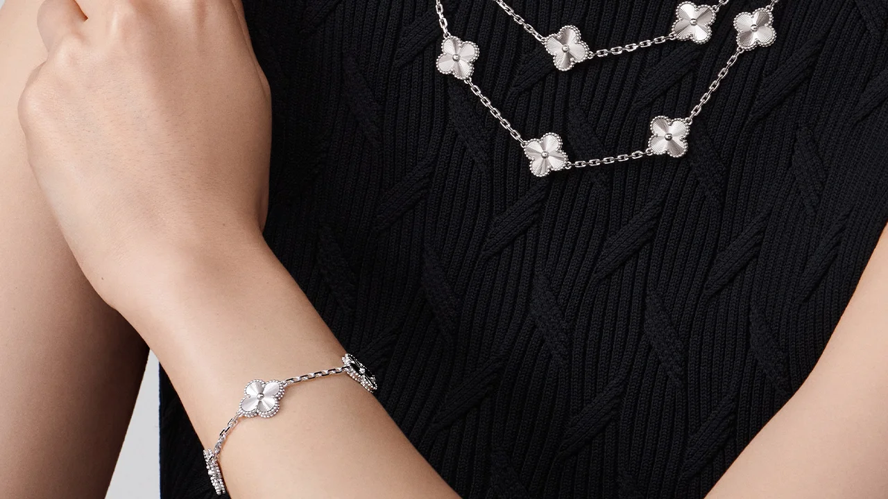 Van Cleef &amp; Arpels ซื้อกำไลชิ้นแรก เลือกยังไงดี?