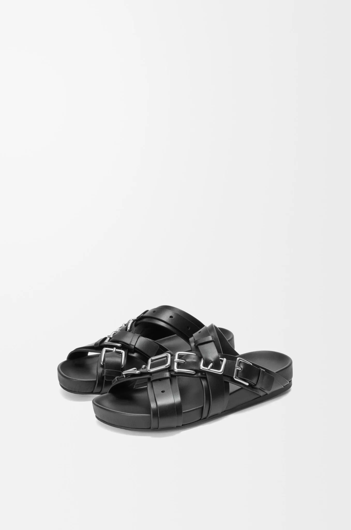 ดีเทลสายคาดหัวเข็มขัดและโลโก้ LOEWE บนรองเท้าแตะหนังแท้ระดับลักชูรี
