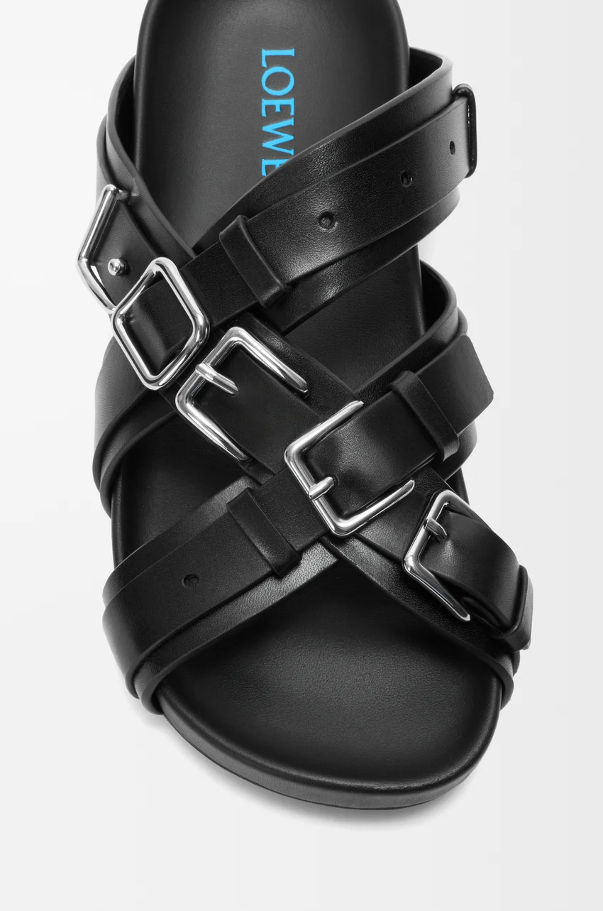 ไอเดียแมตช์รองเท้าแตะแบรนด์เนม Loewe ซ่อนโลโก้กับชุดลำลองสุดมินิมอล