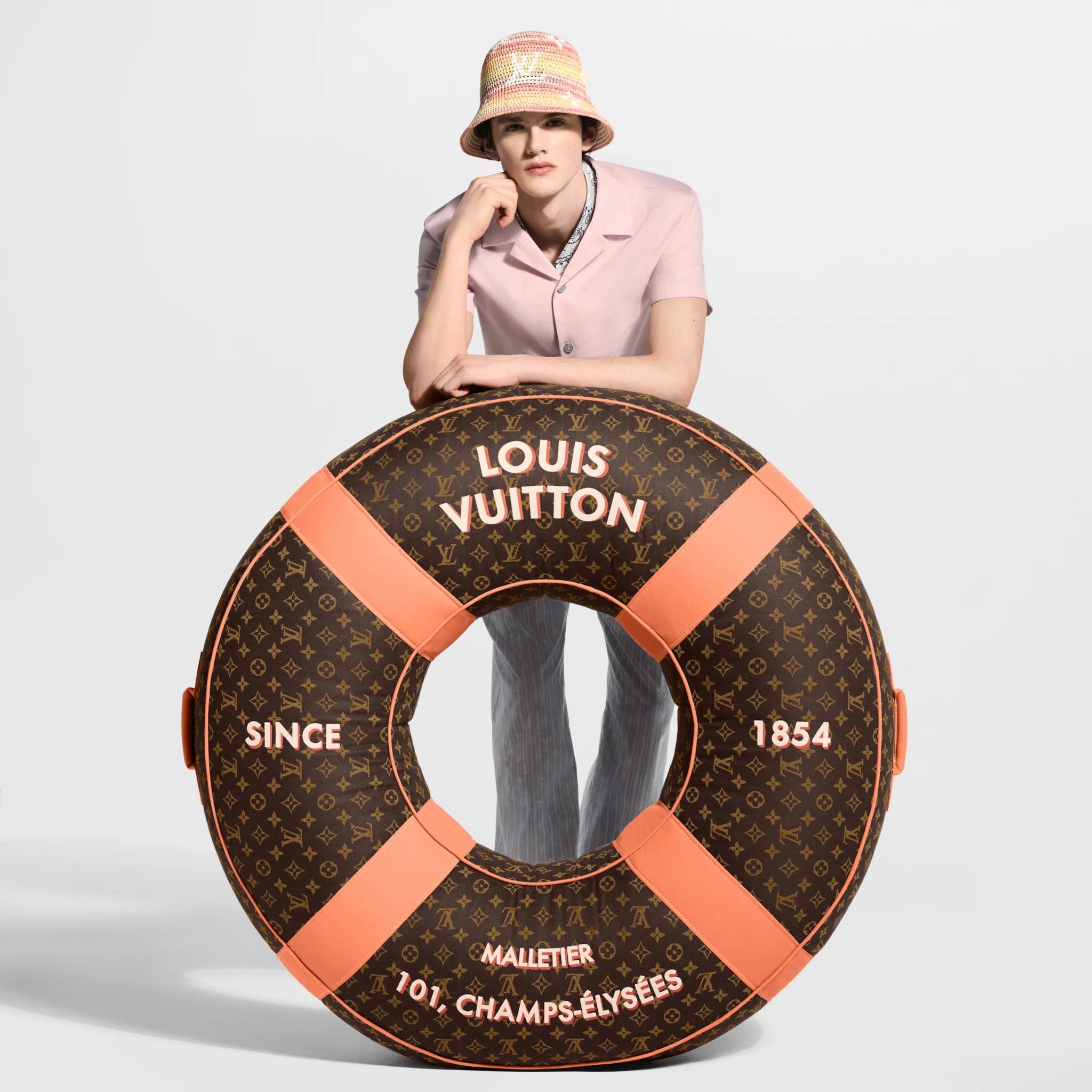 ไอเทมเที่ยวทะเลแบรนด์เนม Louis Vuitton ดีไซน์สีส้มสุดป๊อป