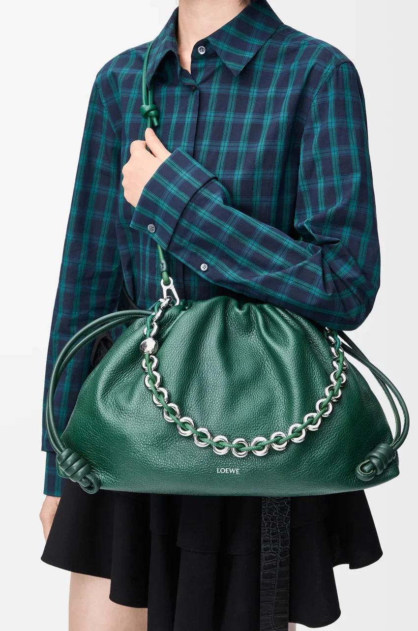 กระเป๋าสีเขียวจาก Loewe แมตช์ชุด Festive