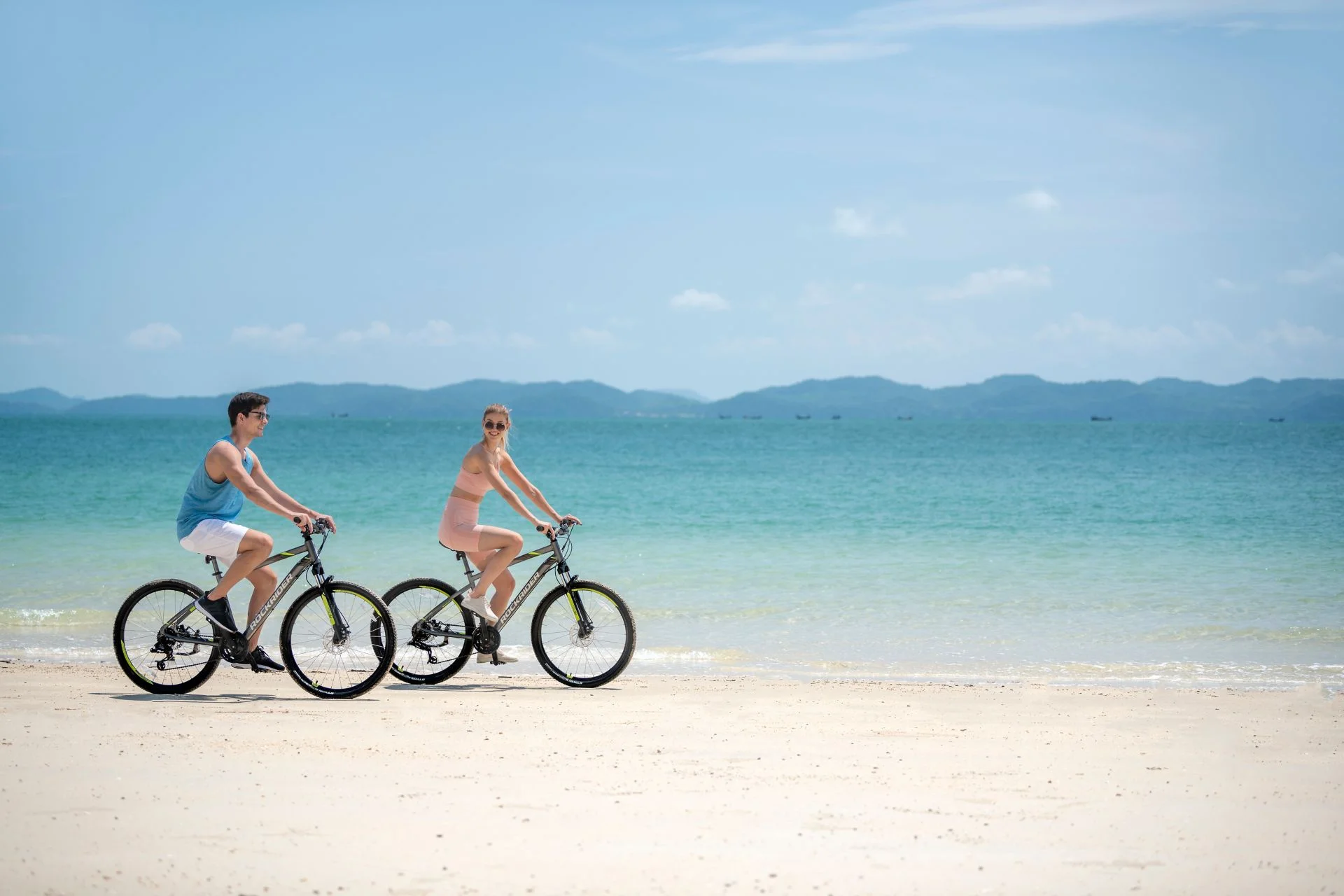 ชายหาดอันเงียบสงบใน แนะนำที่พักเอ็กซ์คลูซีฟเหมาเกาะ ที่เกาะมันนอกระยองและเกาะฟานน้อย