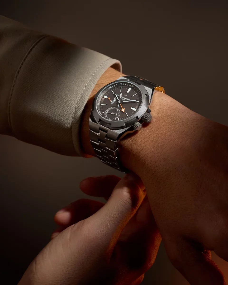 Exquisite styling of iconic collector watches presented in a bespoke leather watch case