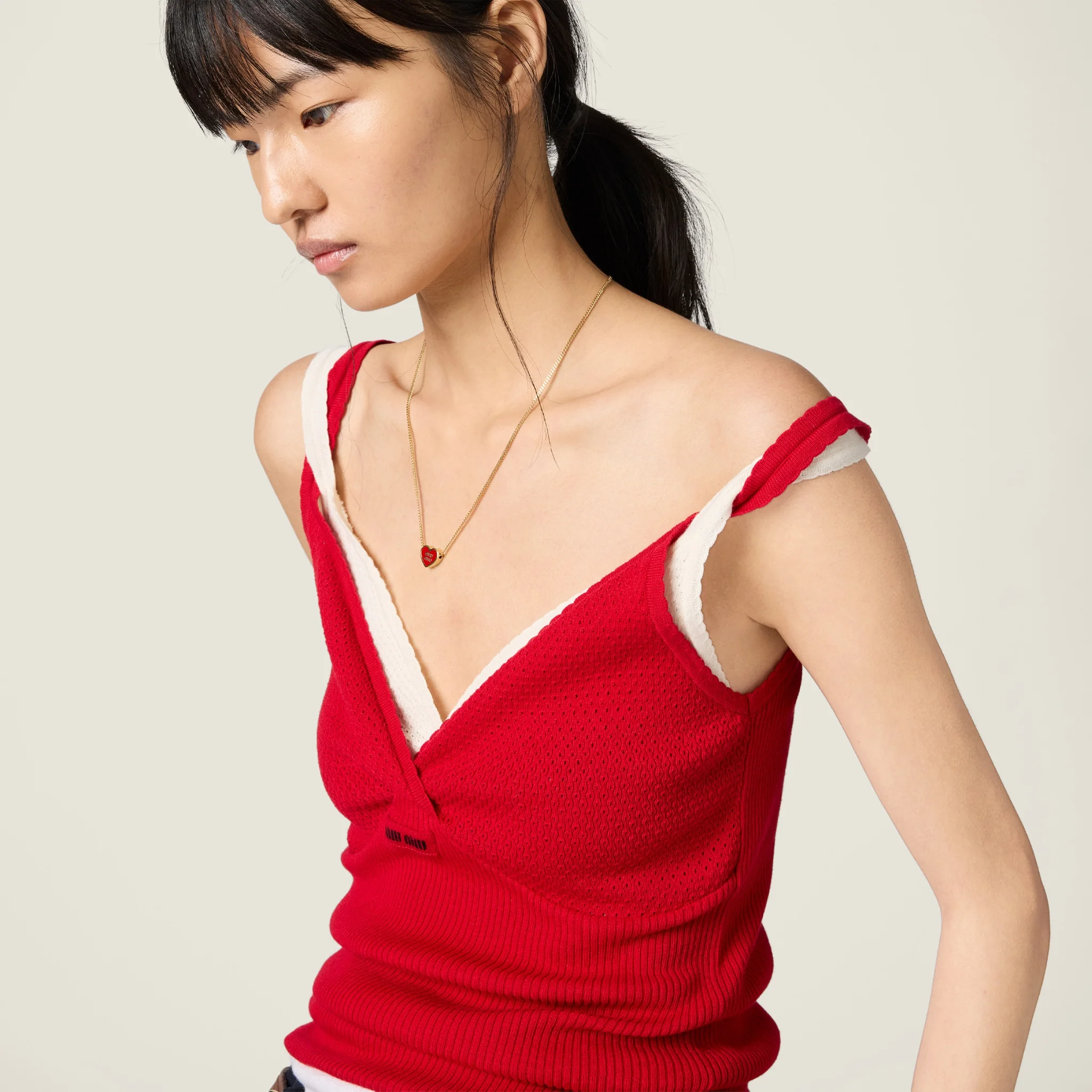 สร้อยคอ Miu Miu จี้หัวใจสีแดงประดับโลโก้ทองสุดหรู