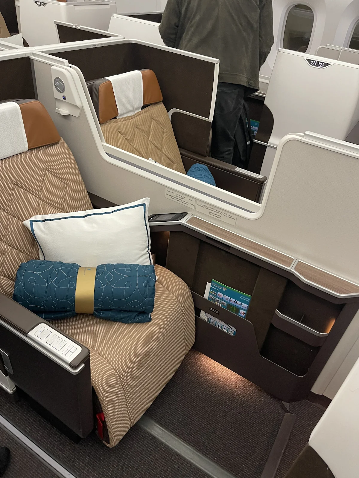 ที่นั่งชั้นธุรกิจ Oman Air ที่ปรับนอนราบได้ 180 องศาพร้อมความเป็นส่วนตัว