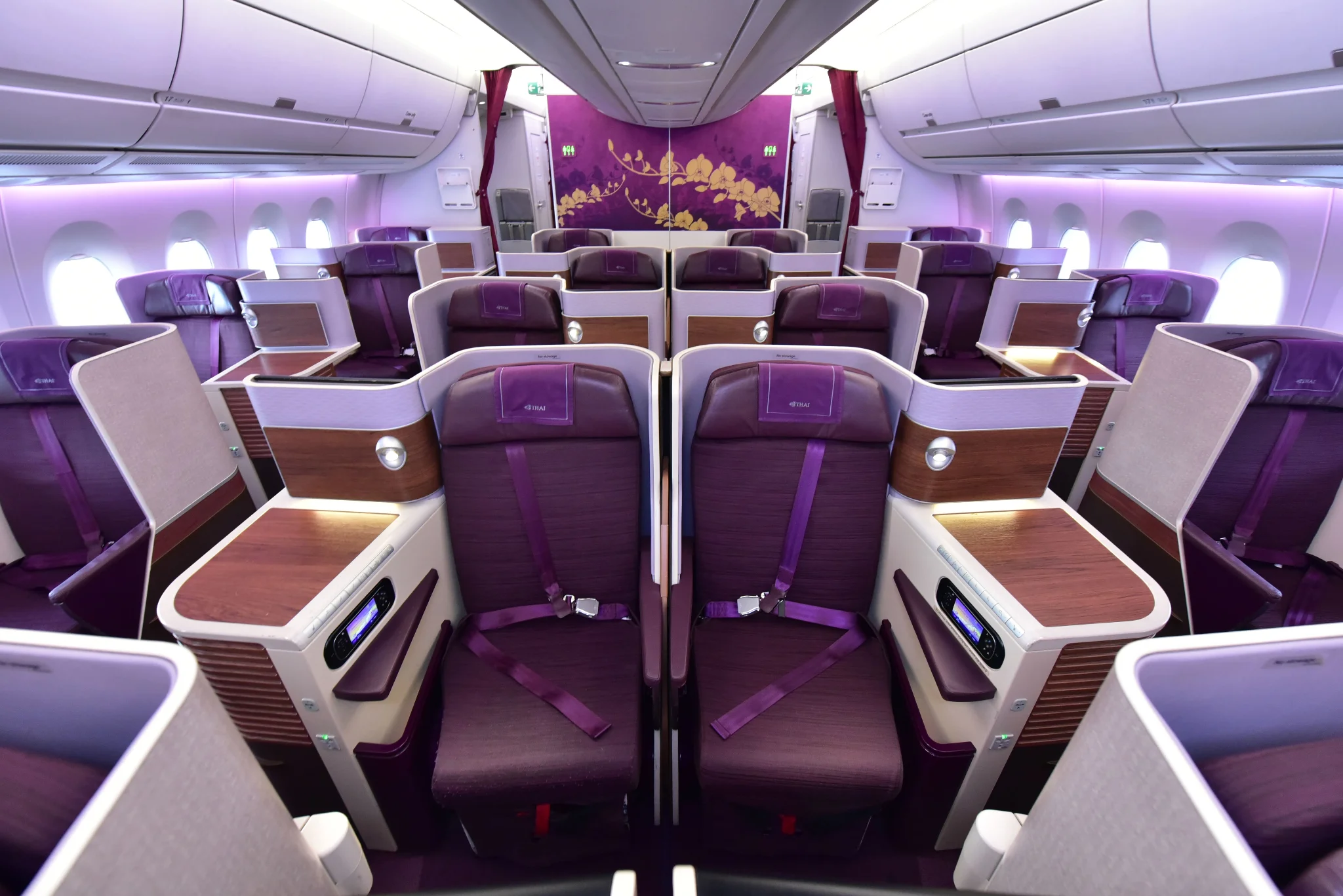 บรรยากาศ รีวิวที่นั่งธุรกิจ การบินไทย A350 เบาะที่นั่งกว้างขวาง ปรับนอนราบได้สบายตลอดไฟลต์