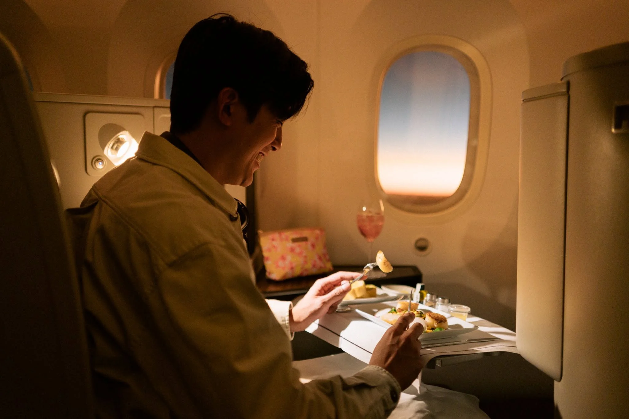 บริการอาหารและสิ่งอำนวยความสะดวกระดับพรีเมียมบนเครื่องบิน Thai Airways ชั้นธุรกิจ