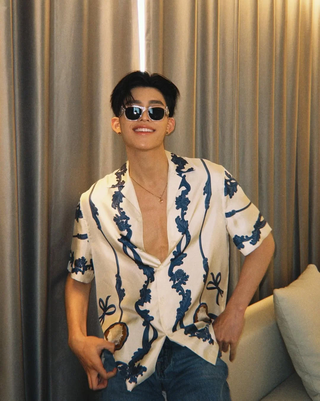 การแต่งตัวชายสไตล์ Maximalist Elegance ตามแบบคุณชายธีร์